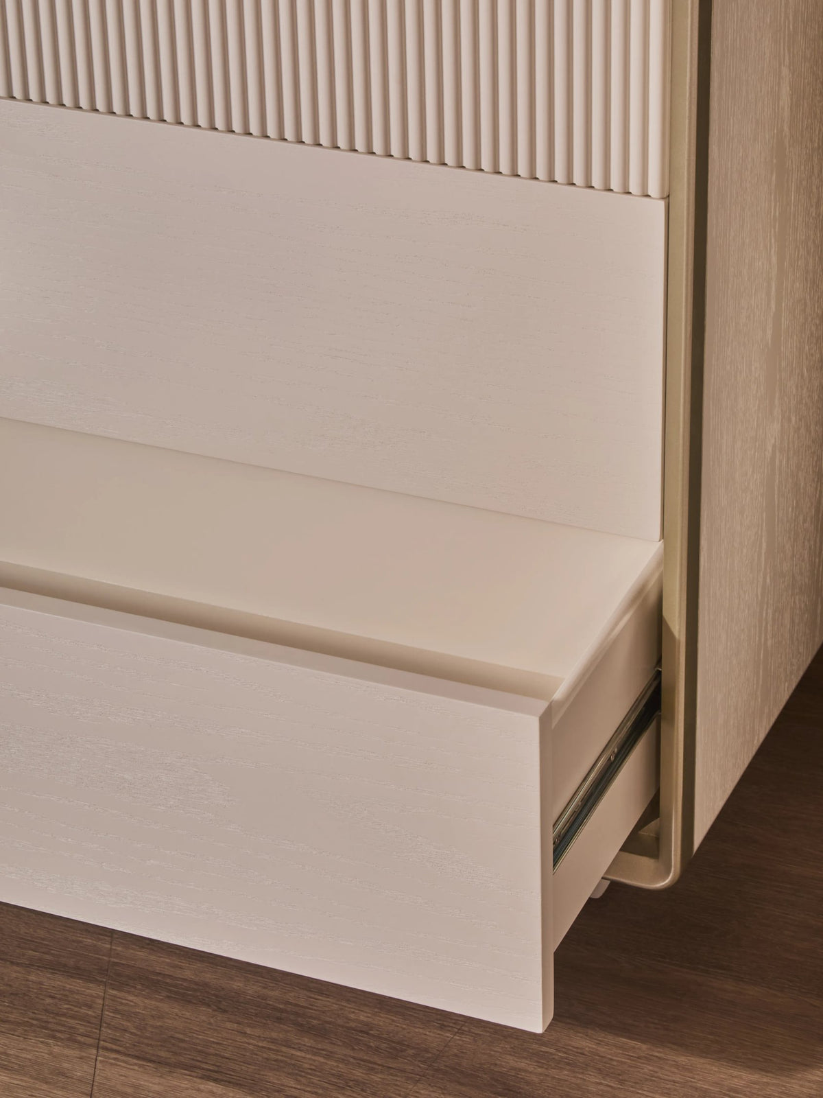 Rye Wood Veneer Three Drawer Chest #colour_ivory